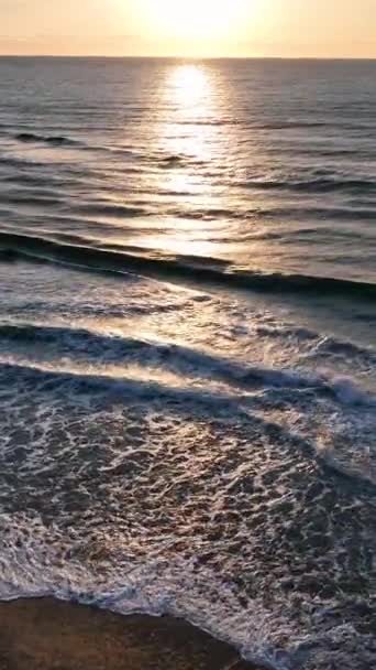 日出时在坎佩切海滩的弗洛里安波利斯巴西 里约塔瓦雷斯社区垂直录像 — 图库视频影像