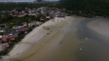 Guarda do Embau Plajı, Florianopolis yakınlarındaki Santa Catarina eyaletinde yer almaktadır. Brezilya, Güney Amerika 'daki plajın hava görüntüsü.