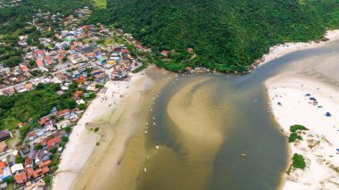 Guarda do Embau Plajı, Florianopolis yakınlarındaki Santa Catarina eyaletinde yer almaktadır. Brezilya, Güney Amerika 'daki plajın hava görüntüsü.