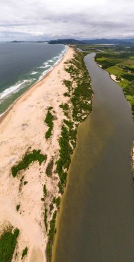 Guarda do Embau Plajı, Florianopolis yakınlarındaki Santa Catarina eyaletinde yer almaktadır. Brezilya, Güney Amerika 'daki plajın hava görüntüsü.