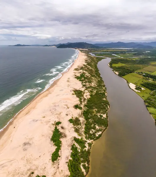 Guarda do Embau Plajı, Florianopolis yakınlarındaki Santa Catarina eyaletinde yer almaktadır. Brezilya, Güney Amerika 'daki plajın hava görüntüsü.