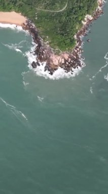 Santa Catarina 'daki Balnear io Camboriu. Taquaras Sahili ve Laranjeiras Sahili. Manzaradaki hava manzarası. Brezilya. Dikey video