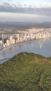 Santa Catarina 'daki Balnear io Camboriu. Taquaras Sahili ve Laranjeiras Sahili. Manzaradaki hava manzarası. Brezilya. Dikey video