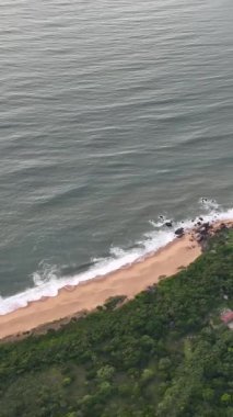 Santa Catarina 'daki Balnear io Camboriu. Taquaras Sahili ve Laranjeiras Sahili. Manzaradaki hava manzarası. Brezilya. Dikey video