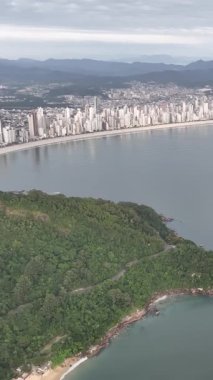 Santa Catarina 'daki Balnear io Camboriu. Taquaras Sahili ve Laranjeiras Sahili. Manzaradaki hava manzarası. Brezilya. Dikey video