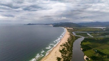 Guarda do Embau Plajı, Florianopolis yakınlarındaki Santa Catarina eyaletinde yer almaktadır. Brezilya, Güney Amerika 'daki plajın hava görüntüsü.