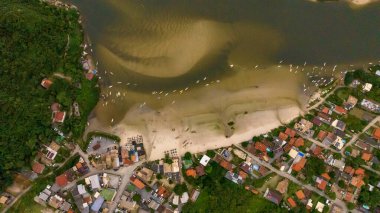 Guarda do Embau Plajı, Florianopolis yakınlarındaki Santa Catarina eyaletinde yer almaktadır. Brezilya, Güney Amerika 'daki plajın hava görüntüsü.