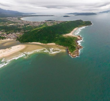 Guarda do Embau Plajı, Florianopolis yakınlarındaki Santa Catarina eyaletinde yer almaktadır. Brezilya, Güney Amerika 'daki plajın hava görüntüsü.