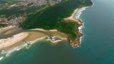 Guarda do Embau Plajı, Florianopolis yakınlarındaki Santa Catarina eyaletinde yer almaktadır. Brezilya, Güney Amerika 'daki plajın hava görüntüsü.