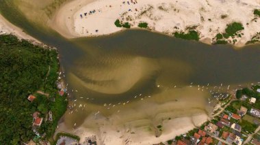 Guarda do Embau Plajı, Florianopolis yakınlarındaki Santa Catarina eyaletinde yer almaktadır. Brezilya, Güney Amerika 'daki plajın hava görüntüsü.