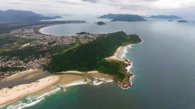 Guarda do Embau Plajı, Florianopolis yakınlarındaki Santa Catarina eyaletinde yer almaktadır. Brezilya, Güney Amerika 'daki plajın hava görüntüsü.