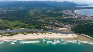 Guarda do Embau Plajı, Florianopolis yakınlarındaki Santa Catarina eyaletinde yer almaktadır. Brezilya, Güney Amerika 'daki plajın hava görüntüsü.