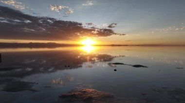 Gün batımında Bolivya 'da Salar de Uyuni. Hava aracı ile çekilmiş bir görüntü. Uyuni Tuz Düzlükleri. Altiplano, Bolivya. Yağmur mevsimi. Tunupa Volkanı. Göl yüzeyinde Bulutların Yansıması