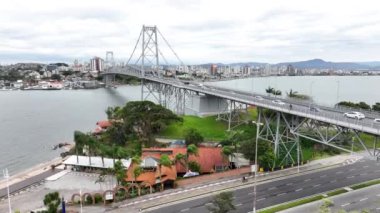 Brezilya 'daki Santa Catarina' nın Florianopolis başkenti. Güneş doğarken Hercilio Luz Köprüsü 'nün insansız hava aracı ile çekilmiş..