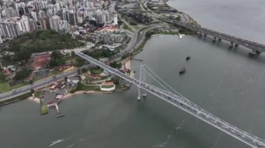 Brezilya 'daki Santa Catarina' nın Florianopolis başkenti. Güneş doğarken Hercilio Luz Köprüsü 'nün insansız hava aracı ile çekilmiş..