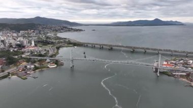 Brezilya 'daki Santa Catarina' nın Florianopolis başkenti. Güneş doğarken Hercilio Luz Köprüsü 'nün insansız hava aracı ile çekilmiş..