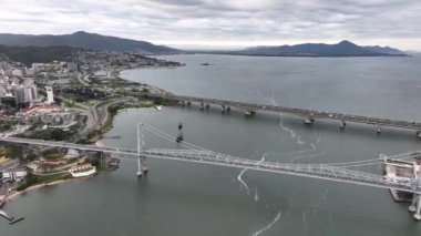 Brezilya 'daki Santa Catarina' nın Florianopolis başkenti. Güneş doğarken Hercilio Luz Köprüsü 'nün insansız hava aracı ile çekilmiş..