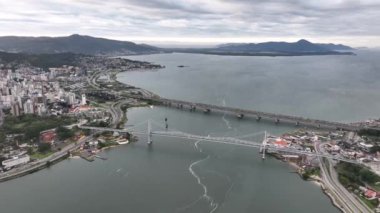 Brezilya 'daki Santa Catarina' nın Florianopolis başkenti. Güneş doğarken Hercilio Luz Köprüsü 'nün insansız hava aracı ile çekilmiş..