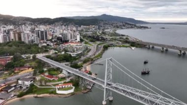 Brezilya 'daki Santa Catarina' nın Florianopolis başkenti. Güneş doğarken Hercilio Luz Köprüsü 'nün insansız hava aracı ile çekilmiş..