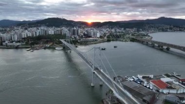 Brezilya 'daki Santa Catarina' nın Florianopolis başkenti. Güneş doğarken Hercilio Luz Köprüsü 'nün insansız hava aracı ile çekilmiş..