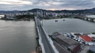 Brezilya 'daki Santa Catarina' nın Florianopolis başkenti. Güneş doğarken Hercilio Luz Köprüsü 'nün insansız hava aracı ile çekilmiş..