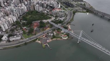 Brezilya 'daki Santa Catarina' nın Florianopolis başkenti. Güneş doğarken Hercilio Luz Köprüsü 'nün insansız hava aracı ile çekilmiş..