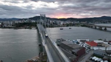 Brezilya 'daki Santa Catarina' nın Florianopolis başkenti. Güneş doğarken Hercilio Luz Köprüsü 'nün insansız hava aracı ile çekilmiş..