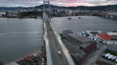 Brezilya 'daki Santa Catarina' nın Florianopolis başkenti. Güneş doğarken Hercilio Luz Köprüsü 'nün insansız hava aracı ile çekilmiş..