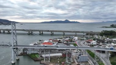 Brezilya 'daki Santa Catarina' nın Florianopolis başkenti. Güneş doğarken Hercilio Luz Köprüsü 'nün insansız hava aracı ile çekilmiş..