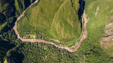 Machu Picchu, Peru 'daki Urubamba Nehri. Hava görünümü