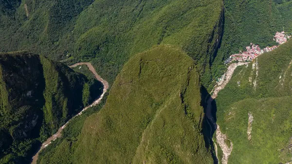 Machu Picchu, Peru 'daki Urubamba Nehri. Hava görünümü