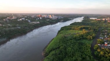 Brezilya ve Paraguay arasındaki sınır ve Foz do Iguau ile Ciudad del Este arasındaki bağlantı. Foz do Iguau 'daki Ponte da Amizade. Paran nehri ile Dostluk Köprüsü 'nün hava görüntüsü.