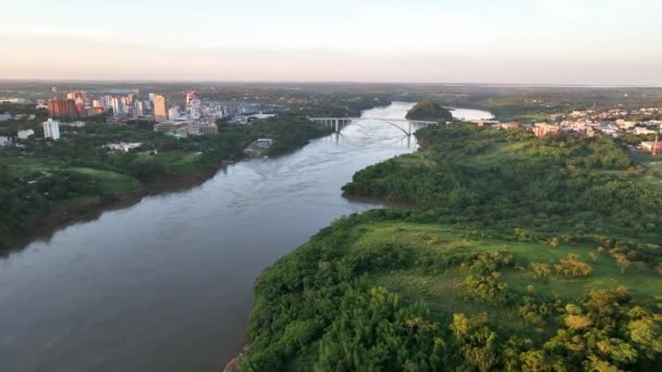 Gränsen Mellan Brasilien Och Paraguay Förbinder Foz Iguau Med Ciudad — Stockvideo