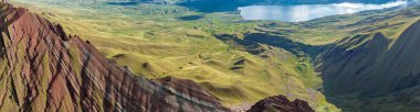 Gökkuşağı Dağı, Peru. Cusco yakınlarında Cerro Colorado olarak da bilinir. Hava görüntüsü. Güney Amerika