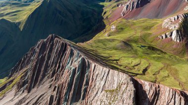 Gökkuşağı Dağı, Peru. Cusco yakınlarında Cerro Colorado olarak da bilinir. Hava görüntüsü. Güney Amerika