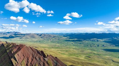 Gökkuşağı Dağı, Peru. Cusco yakınlarında Cerro Colorado olarak da bilinir. Hava görüntüsü. Güney Amerika