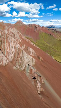 Gökkuşağı Dağı, Peru. Cusco yakınlarında Cerro Colorado olarak da bilinir. Hava görüntüsü. Güney Amerika