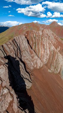 Gökkuşağı Dağı, Peru. Cusco yakınlarında Cerro Colorado olarak da bilinir. Hava görüntüsü. Güney Amerika