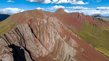 Gökkuşağı Dağı, Peru. Cusco yakınlarında Cerro Colorado olarak da bilinir. Hava görüntüsü. Güney Amerika