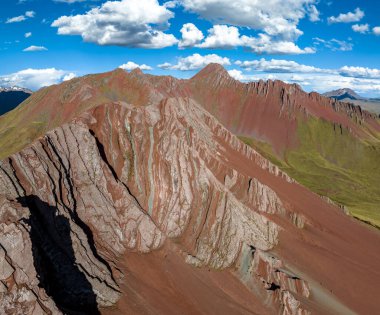 Gökkuşağı Dağı, Peru. Cusco yakınlarında Cerro Colorado olarak da bilinir. Hava görüntüsü. Güney Amerika
