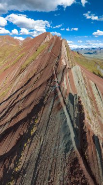 Gökkuşağı Dağı, Peru. Cusco yakınlarında Cerro Colorado olarak da bilinir. Hava görüntüsü. Güney Amerika