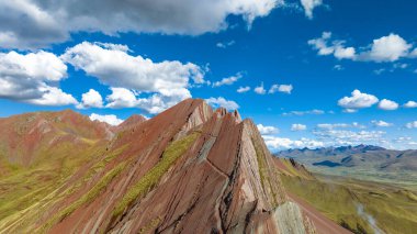 Gökkuşağı Dağı, Peru. Cusco yakınlarında Cerro Colorado olarak da bilinir. Hava görüntüsü. Güney Amerika