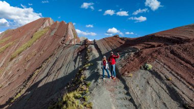 Gökkuşağı Dağı, Peru. Cusco yakınlarında Cerro Colorado olarak da bilinir. Hava görüntüsü. Güney Amerika