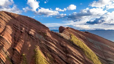 Gökkuşağı Dağı, Peru. Cusco yakınlarında Cerro Colorado olarak da bilinir. Hava görüntüsü. Güney Amerika