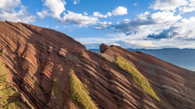 Gökkuşağı Dağı, Peru. Cusco yakınlarında Cerro Colorado olarak da bilinir. Hava görüntüsü. Güney Amerika