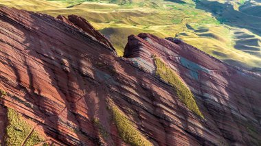 Gökkuşağı Dağı, Peru. Cusco yakınlarında Cerro Colorado olarak da bilinir. Hava görüntüsü. Güney Amerika
