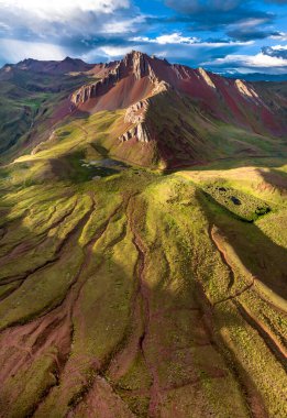 Gökkuşağı Dağı, Peru. Cusco yakınlarında Cerro Colorado olarak da bilinir. Hava görüntüsü. Güney Amerika