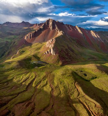 Gökkuşağı Dağı, Peru. Cusco yakınlarında Cerro Colorado olarak da bilinir. Hava görüntüsü. Güney Amerika