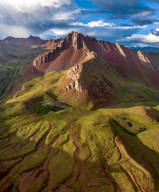 Gökkuşağı Dağı, Peru. Cusco yakınlarında Cerro Colorado olarak da bilinir. Hava görüntüsü. Güney Amerika