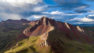 Gökkuşağı Dağı, Peru. Cusco yakınlarında Cerro Colorado olarak da bilinir. Hava görüntüsü. Güney Amerika